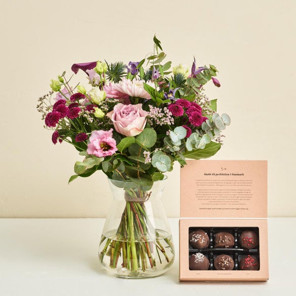 Floristens eksklusive buket med Flora og Evergreen Luksus chokoladekugler